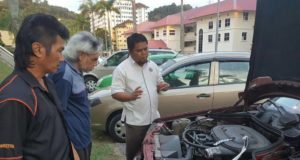Penolong Naib Canselor (Akademik dan Antarabangsa) Universiti Pertahanan Nasional Malaysia, Prof Datuk Dr. Ahmad Mujahid Ahmad Zaidi berbincang mengenai ujikaji pada kereta Mercedes di Kuala Lumpur baru-baru ini.