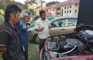 Penolong Naib Canselor (Akademik dan Antarabangsa) Universiti Pertahanan Nasional Malaysia, Prof Datuk Dr. Ahmad Mujahid Ahmad Zaidi berbincang mengenai ujikaji pada kereta Mercedes di Kuala Lumpur baru-baru ini.