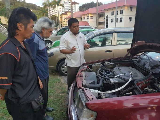 Penolong Naib Canselor (Akademik dan Antarabangsa) Universiti Pertahanan Nasional Malaysia, Prof Datuk Dr. Ahmad Mujahid Ahmad Zaidi berbincang mengenai ujikaji pada kereta Mercedes di Kuala Lumpur baru-baru ini.