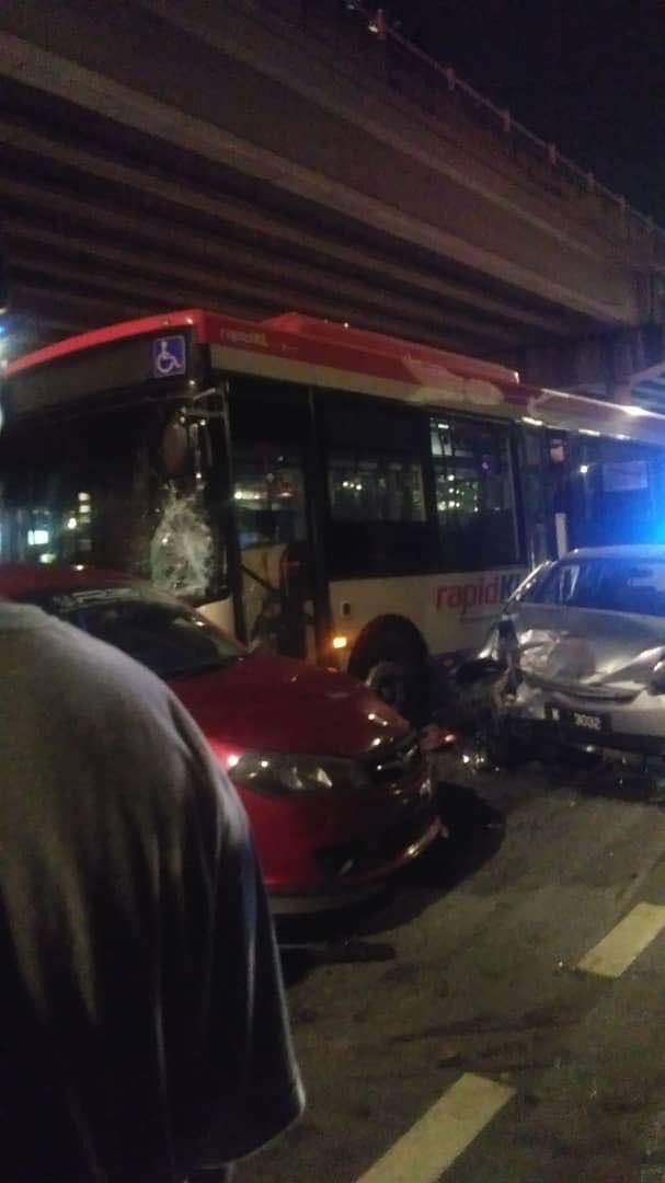Sebuah bas Rapid KL merempuh hampir 20 buah kereta apabila pemandunya dipercayai cuba melarikan diri setelah melanggah sebuah kereta di AU2, Keramat,Kuala Lumpur.