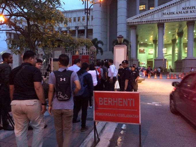Kawalan keselamatan di Kompleks Mahkamah Kuala Lumpur Jalan Duta pagi ini diperketatkan menjelang pertuduhan ke atas bekas Perdana Menteri, Datuk Seri Najib Tun Razak hari ini.