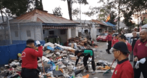 Anggota JAPS membersihkan sampah yang terbiar sejak tiga minggu lalu di kawasan PPR 2 Lembah Subang.