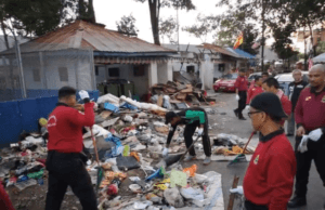Anggota JAPS membersihkan sampah yang terbiar sejak tiga minggu lalu di kawasan PPR 2 Lembah Subang.