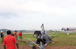Keadaan helikopter jenis Robinson R-66 terhempas di Lapangan Terbang Sultan Abdul Aziz Shah (LTSAAS), di Subang, awal pagi tadi.