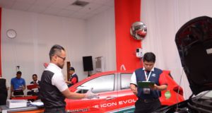 Peserta sedang gigih menyelesaikan tugasan yang diberikan semasa Peraduan Kemahiran Teknikal Kebangsaan Perodua.
