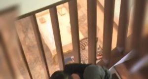 Umie Aida didukung suaminya selepas mengalami sesak nafas di rumah. Foto Instagram Umie Aida.