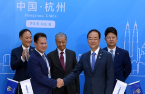 Perdana Menteri Tun Dr Mahathir Mohamad (tengah) menyaksikan Majlis Perjanjian Persefahaman antara Pengerusi Proton Holdings Bhd Datuk Seri Syed Faisal Albar (dua,kiri) dengan Presiden Kumpulan Zhejiang Geely Holding An Conghui (dua,kanan) ketika melawat Ibu Pejabat Geely hari ini.