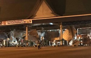 Sebahagian siling bumbung dan beberapa palang di Plaza Tol Bukit Raja di Lebuhraya NKVE runtuh dan rosak dalam kejadian ribut kira-kira pukul 9.30 malam tadi.