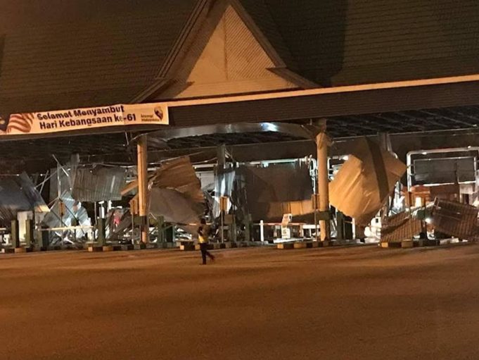 Sebahagian siling bumbung dan beberapa palang di Plaza Tol Bukit Raja di Lebuhraya NKVE runtuh dan rosak dalam kejadian ribut kira-kira pukul 9.30 malam tadi.