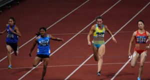 Zaidatul Husniah Zulkifli (kiri) menamatkan saingan akhir pecut 100 meter (m) Sukan Asia Jakarta-Palembang 2018 di kedudukan terakhir, malam tadi.