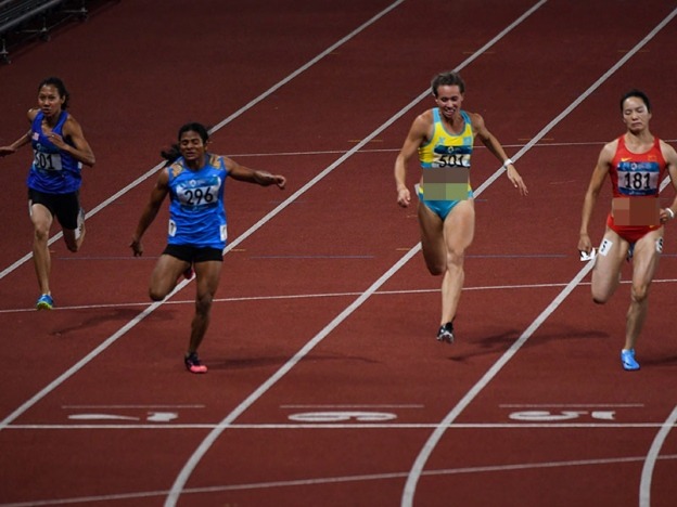 Zaidatul Husniah Zulkifli (kiri) menamatkan saingan akhir pecut 100 meter (m) Sukan Asia Jakarta-Palembang 2018 di kedudukan terakhir, malam tadi.