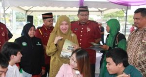 Dr Halimah (tengah) beramah mesra dengan pengundi Cina di PDM Taman Sri Manja, Petaling Jaya Selatan dalam program Ziarah Walimah hari ini.
