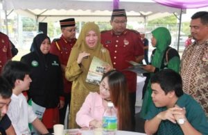 Dr Halimah (tengah) beramah mesra dengan pengundi Cina di PDM Taman Sri Manja, Petaling Jaya Selatan dalam program Ziarah Walimah hari ini.