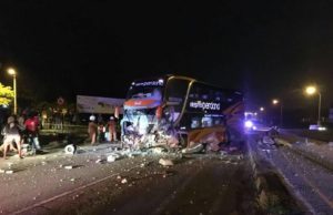 Dua maut, 36 cedera bas ekspres langgar pembahagi jalan di Batu Gajah