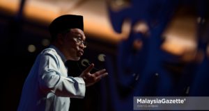 Datuk Seri Anwar Ibrahim memberi amaran kepada ahli Kabinet sekiranya terhadap penyelewengan dan salah guna kuasa, beliau sendiri akan menentang individu terbabit secara terang-terangan. 