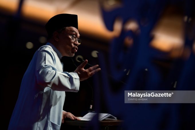 Datuk Seri Anwar Ibrahim memberi amaran kepada ahli Kabinet sekiranya terhadap penyelewengan dan salah guna kuasa, beliau sendiri akan menentang individu terbabit secara terang-terangan. 