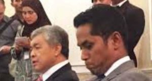 Individu yang menggunakan akaun Haji Mn@asir memuat naik gambar ini mengundang jawapan dari Khairy Jamaluddin.