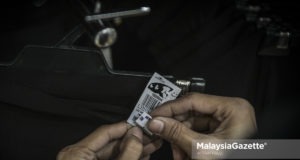 Peniaga mengekalkan harga jualan buat sementara waktu kerana masih menyimpan stok lama selain berasa keliru dengan cukai jualan dan perkhidmatan (SST) yang dilaksanakan mulai 1 September. - Foto hiasan
