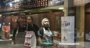 Sebuah kedai makan meletakkan iklan Cukai Jualan dan Perkhidmatan (SST) dengan kadar 6 peratus ketika tinjauan lensa MalaysiaGazette di sekitar Kuala Lumpur. foto AFFAN FAUZI, 01 SEPTEMBER 2018