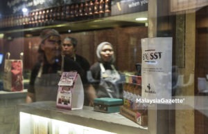 Sebuah kedai makan meletakkan iklan Cukai Jualan dan Perkhidmatan (SST) dengan kadar 6 peratus ketika tinjauan lensa MalaysiaGazette di sekitar Kuala Lumpur. foto AFFAN FAUZI, 01 SEPTEMBER 2018