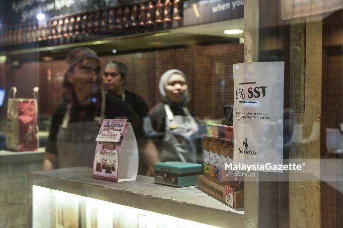 Sebuah kedai makan meletakkan iklan Cukai Jualan dan Perkhidmatan (SST) dengan kadar 6 peratus ketika tinjauan lensa MalaysiaGazette di sekitar Kuala Lumpur. foto AFFAN FAUZI, 01 SEPTEMBER 2018