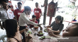 Calon Pakatan Harapan N.27 Balakong, Wong Siew Ki bersalaman bersama pengunjung restoran sambil diiringi Timbalan Menteri Pertahana, Liew Chin Tong ketika sesi "walkabout" sempena kempen Pilihan Raya Kecil N. 47 Balakong di sekitar kawasan Sungai Chua, Kajang, Selangor. foto AFFAN FAUZI, 02 SEPTEMBER 2018