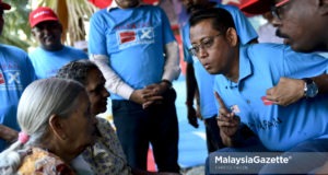 Calon Pakatan Harapan (PH), Halimey Abu Bakar (dua kanan) beramah mesra dengan sebahagian penduduk sempena kempen Pilihan Raya Kecil (PRK) N.32 Seri Setia di Pangsapuri Seri Jati, Ara Damansara, Selangor. foto FAREEZ FADZIL, 02 SEPTEMBER 2018