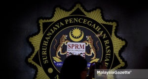 Mahkamah Majistret di sini hari ini membenarkan permohonan Suruhanjaya Pencegahan Rasuah Malaysia (SPRM) untuk menahan reman 13 kontraktor bagi membantu siasatan berhubung tuntutan palsu melibatkan program sukan tiga tahun lalu.