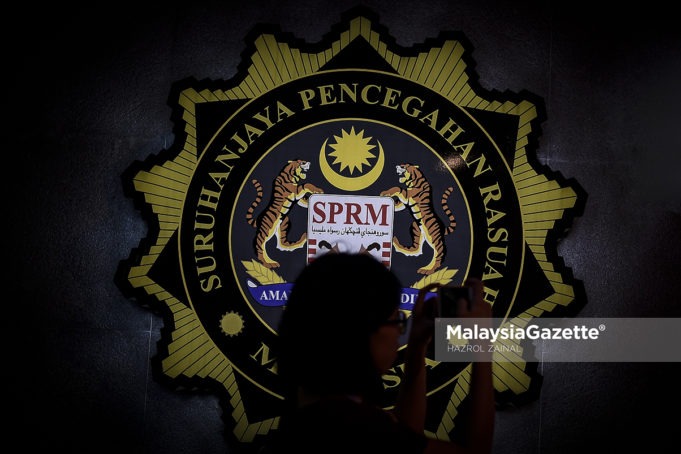 Mahkamah Majistret di sini hari ini membenarkan permohonan Suruhanjaya Pencegahan Rasuah Malaysia (SPRM) untuk menahan reman 13 kontraktor bagi membantu siasatan berhubung tuntutan palsu melibatkan program sukan tiga tahun lalu.