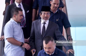Bekas Ketua Menteri Sabah, Tan Sri Musa Aman (tengah) ketika keluar selepas mengangkat sumpah sebagai Anggota Dewan Undangan Negeri (ADUN) Sungai Sibuga di Bangunan Dewan Undangan Negeri Sabah, Kota Kinabalu, Sabah. foto MALAYSIA GAZETTE, 05 SEPTEMBER 2018
