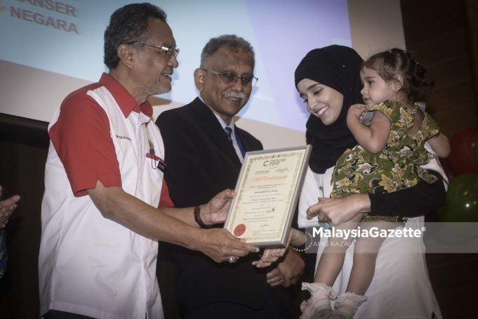 Menteri Kesihatan, Dr. Dzulkefly Ahmad memberikan sijil penghargaan kepada peserta larian pada Majlis Perasmian Penutup Program Cancer Walk Sayangi Malaysia di Institut Kanser Negara, Putrajaya. foto AFIQ RAZALI, 07 SEPTEMBER 2018.