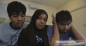 Datin Hasnah Abdul Rahman bersama dua anaknya yang mengidap autisme iaitu Ahmad Ziqri (kanan) dan Aidel ketika ditemubual di Villa Orkid, Bukit Prima Pelangi, Kuala Lumpur. foto AFFAN FAUZI