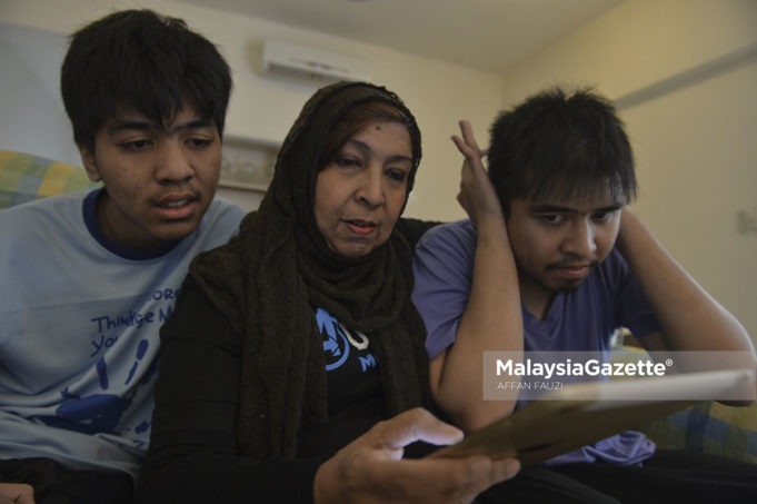 Datin Hasnah Abdul Rahman bersama dua anaknya yang mengidap autisme iaitu Ahmad Ziqri (kanan) dan Aidel ketika ditemubual di Villa Orkid, Bukit Prima Pelangi, Kuala Lumpur. foto AFFAN FAUZI