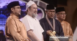 Yang di-Pertuan Agong XV, Sultan Muhammad V (dua kiri) berkenan mengurniakan Anugerah Tokoh Ma'al Hijrah Peringkat Kebangsaan 2018 kepada Presiden Kolej Dar al-Hikmah, Datuk Dr. Siddiq Fadzil (dua kanan) turut kelihatan Menteri di Jabatan Perdana Menteri (Hal Ehwal Agama), Datuk Dr. Mujahid Yusof Rawa (kiri) sempena Majlis Sambutan Maal Hijrah Peringkat Kebangsaan 2018 di Masjid Wilayah Persekutuan, Kuala Lumpur. foto AFIQ RAZALI, 10 SEPTEMBER 2018.