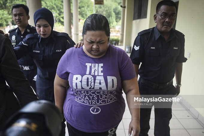 Pengasuh wanita berusia 39 tahun yang direman 14 hari membantu siasatan kematian bayi, Adam Rayqal Mohd Sufi yang berusia 5 bulan 3 Julai lalu dibawa ke Mahkamah Sesyen Selayang untuk pendakwaan. foto AFFAN FAUZI, 13 JULAI 2018