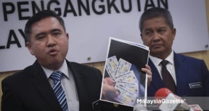 Menteri Pengangkutan, Anthony Loke (kiri) diiringi Ketua Setiausaha Kementerian Pengangkutan, Datuk Seri Saripuddin Kasim (kanan) menunjukkan gambar lesen terbang yang dijual oleh pihak tidak bertangungjawab di laman sosial pada sidang media khas mengenai penjualan lesen terbang di Kementerian Pengakutan Malaysia, Putrajaya. foto SYAFIQ AMBAK, 13 SEPTEMBER 2018.