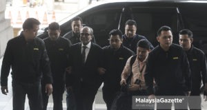 Peguam bekas Perdana Menteri, Datuk Seri Najib Tun Razak iaitu Tan Sri Muhammad Shafee Abdullah sambil diiringi pegawai-pegawai SPRM tiba untuk didakwa atas empat pertuduhan pengubahan wang haram 1Malaysia Development Berhad (1MDB) di Mahkamah Sesyen, Kompleks Mahkamah Jalan Duta, Kuala Lumpur. foto AFFAN FAUZI, 13 SEPTEMBER 2018