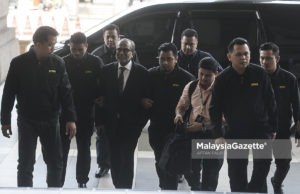 Peguam bekas Perdana Menteri, Datuk Seri Najib Tun Razak iaitu Tan Sri Muhammad Shafee Abdullah sambil diiringi pegawai-pegawai SPRM tiba untuk didakwa atas empat pertuduhan pengubahan wang haram 1Malaysia Development Berhad (1MDB) di Mahkamah Sesyen, Kompleks Mahkamah Jalan Duta, Kuala Lumpur. foto AFFAN FAUZI, 13 SEPTEMBER 2018