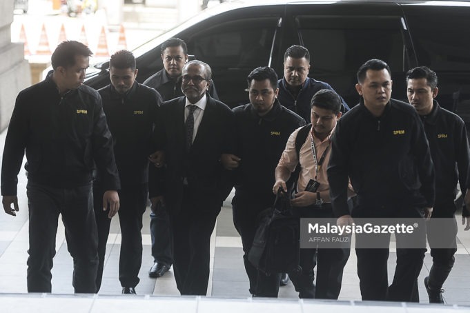 Peguam bekas Perdana Menteri, Datuk Seri Najib Tun Razak iaitu Tan Sri Muhammad Shafee Abdullah sambil diiringi pegawai-pegawai SPRM tiba untuk didakwa atas empat pertuduhan pengubahan wang haram 1Malaysia Development Berhad (1MDB) di Mahkamah Sesyen, Kompleks Mahkamah Jalan Duta, Kuala Lumpur. foto AFFAN FAUZI, 13 SEPTEMBER 2018
