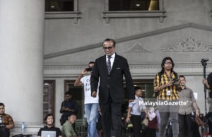 Ada yang ‘tak kena’ dengan tuduhan bapa saya – Farhan