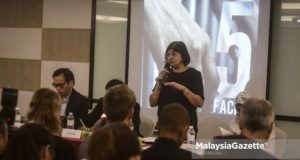 Ahli Suruhanjaya Undang-Undang Antarabangsa (ICJ), Datuk Ambiga Sreenevasan bercakap ketika membentangkan laporan berkenaan kematian membabitkan mereka yang ditahan di bawah jagaan Polis Diraja Malaysia (PDRM) di Best Western Hotel, Petaling Jaya, Selangor. foto AFIQ RAZALI, 14 SEPTEMBER 201