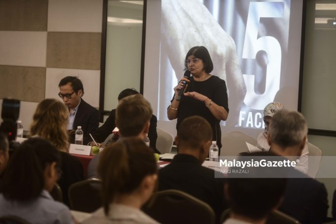Ahli Suruhanjaya Undang-Undang Antarabangsa (ICJ), Datuk Ambiga Sreenevasan bercakap ketika membentangkan laporan berkenaan kematian membabitkan mereka yang ditahan di bawah jagaan Polis Diraja Malaysia (PDRM) di Best Western Hotel, Petaling Jaya, Selangor. foto AFIQ RAZALI, 14 SEPTEMBER 201