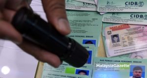 Orang tengah telah menawarkan 'pakej diskaun' kepada majikan yang mahu melanjutkan permit pekerja asing terlatih, tetapi cuba mengelak bayaran levi sebanyak RM10,000 seorang setiap tahun. - foto hiasan