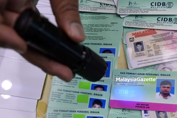 Orang tengah telah menawarkan 'pakej diskaun' kepada majikan yang mahu melanjutkan permit pekerja asing terlatih, tetapi cuba mengelak bayaran levi sebanyak RM10,000 seorang setiap tahun. - foto hiasan