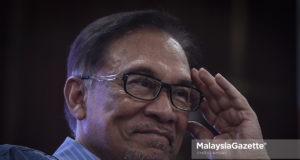 Gelagat Ketua Umum Parti Keadilan Rakyat (PKR), Datuk Seri Anwar Ibrahim pada program Dialog Anak Muda dan Pelancaran Buku ‘A People’s History Of Malaysia’ di Corus Hotel, Kuala Lumpur. foto SYAFIQ AMBAK, 16 SEPTEMBER 2018.
