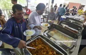 Menteri Kewangan Lim Guan Eng berkata kadar caj perkhidmatan di restoran dan kedai-kedai makanan sebanyak 10 peratus adalah agak tinggi.