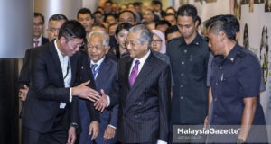 Perdana Menteri, Tun Dr. Mahathir Mohamad bersalaman bersama para hadirin sebaik tiba pada Program Tenaga Nasional Berhad (TNB) Cepsi di Dewan Plenari, Pusat Konvensyen Kuala Lumpur (KLCC), Kuala Lumpur. foto AFFAN FAUZI, 18 SEPTEMBER 2018