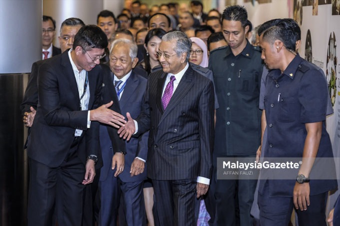 Perdana Menteri, Tun Dr. Mahathir Mohamad bersalaman bersama para hadirin sebaik tiba pada Program Tenaga Nasional Berhad (TNB) Cepsi di Dewan Plenari, Pusat Konvensyen Kuala Lumpur (KLCC), Kuala Lumpur. foto AFFAN FAUZI, 18 SEPTEMBER 2018