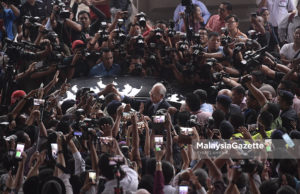 Bekas Perdana Menteri, Datuk Seri Najib Tun Razak ketika keluar dari Mahkamah Sesyen Kuala Lumpur selepas didakwa beberapa pertuduhan mengikut Seksyen 23(1) Akta Suruhanjaya Pencegahan Rasuah 2009 berhubung kes 1Malaysia Development Bhd (1MDB) di Mahkamah Jalan Duta, Kuala Lumpur. foto SYAFIQ AMBAK, 20 SEPTEMBER 2018