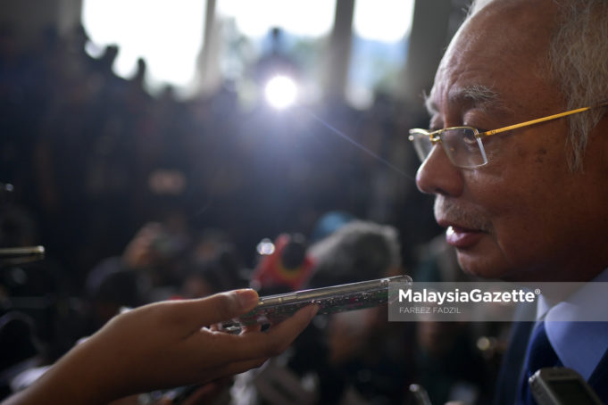 Bekas Perdana Menteri, Datuk Seri Najib Tun Razak bercakap kepada media ketika keluar dari Mahkamah Sesyen Kuala Lumpur selepas didakwa beberapa pertuduhan mengikut Seksyen 23(1) Akta Suruhanjaya Pencegahan Rasuah 2009 berhubung kes 1Malaysia Development Bhd (1MDB) di Mahkamah Jalan Duta, Kuala Lumpur. foto FAREEZ FADZIL, 20 SEPTEMBER 2018
